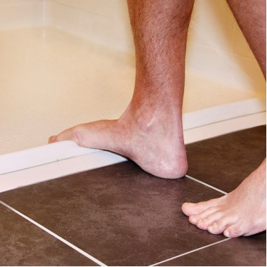 collapsible water retainer for barrier free showers
