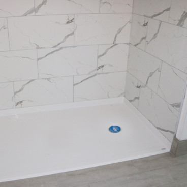 ada compliant shower pan that is wheelchair accessible