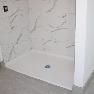 ada compliant shower pan that is wheelchair accessible