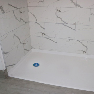 ada compliant shower pan that is wheelchair accessible